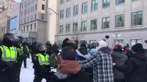 Police and protesters clash in Ottawa