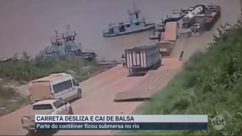 Carreta desliza de balsa e cai em rio no Amazonas | Primeiro Impacto