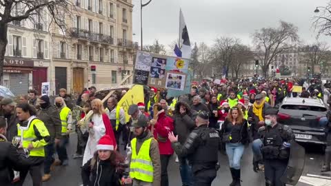 The French Fight On Christmas Just Like The USA Used To