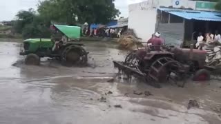 Mahindra 575 YUVO V/S J D 5045 AT PUDDLING