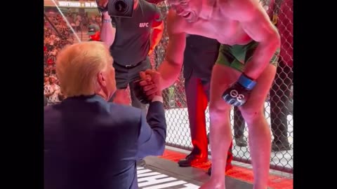 7/8/23 UFC Fighter climbs over ropes to shake president Donald Trumps hand ❤️