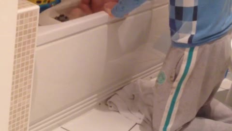 Adorable infectious belly laugh as 2 year old laughing splashes daddy