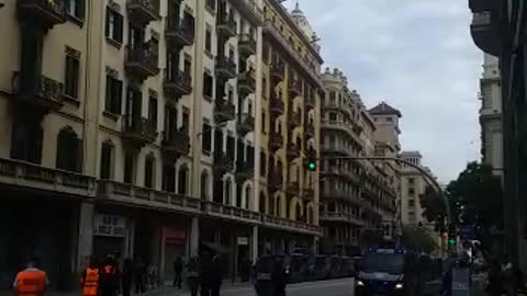 Con Policías nacionales durante el ataque separatista del 18-O en Barcelona (1)