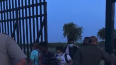 BORDER PATROL JUST OPENS THE GATE TO AMERICA. "THE BORDER IS SECURE"