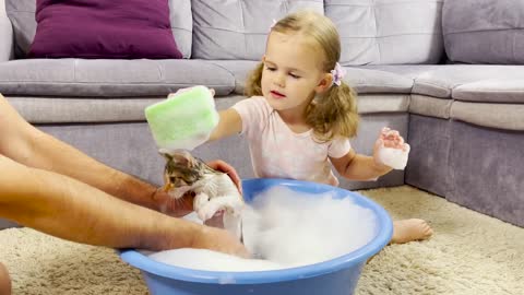 Adorable Baby Girl Bathes Kitten for the First Time!