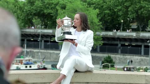 Swiatek shows off her French Open trophy