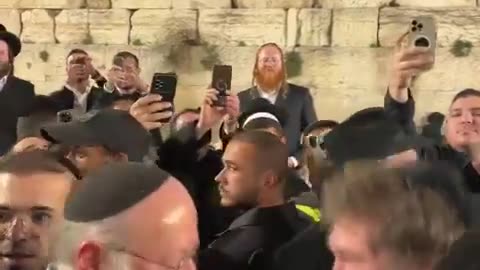 The president of Argentina arrived tonight at the Western Wall