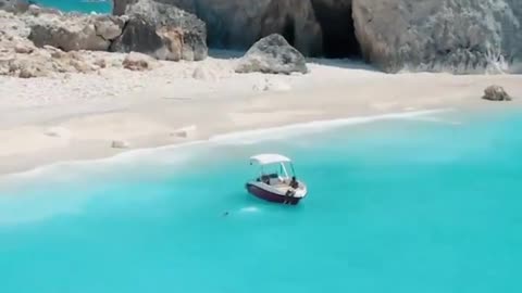 O Paraíso é aqui na Grecia em Zakynthos... Para um passeio de barco, Quem você levaria? #shorts