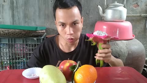 Challenge eating a plate of five fruits, dragon fruit, orange, mango and American apple