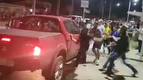 Petistas running over Bolsonaro supporters in Santa Catarina.