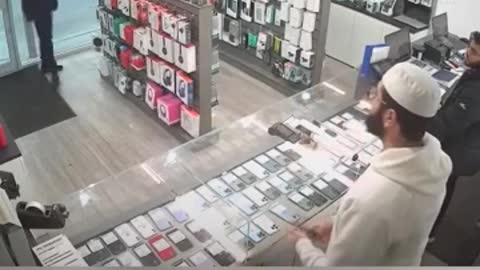 Mobile shop owner offers to help would-be thief