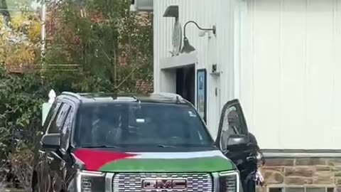 ►❎❗️⚠❗️🇱🚨Hollywood actor Jason Statham vs police installs Palestinian flag on his car.