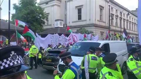 London right now as patriots and Jews face off with pantifa and pro Palestine terrorist scum.