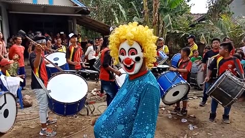 Funny dancing Clown with Dangdut Marching Band Music