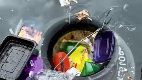 How is the trash emptied from the Seabin?