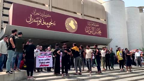 Sadr supporters continue sit-in at Iraqi parliament