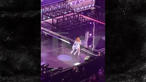 Shania Twain Falls Onstage During Performance in Chicago