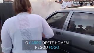 Fã de automóveis incendeia o próprio carro