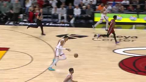 NBA - Point-Wemby runs the give &amp; go for the slam 👀 Spurs-Heat