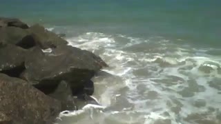 O mar acerta as pedras na beira da praia com força, belíssimas ondas! [Nature & Animals]