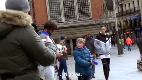 CRISTIANO RONALDO SE DISFRAZA DE VAGABUNDO! -- LA GENTE NO SE LO PUEDE CREER_