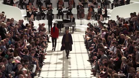 Rhodes Performs 'Close Your Eyes’ Live at the Burberry Menswear Spring-Summer 2016 Runway Show