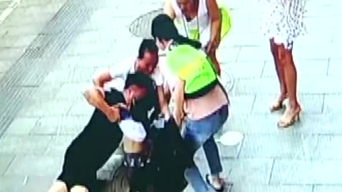 Kid injured after falling into manhole in China