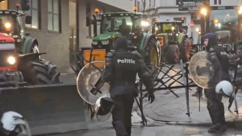 Poliisi yritti estää maanviljelijöitä osoittamasta mieltään EU:n päämajan ulkopuolella Brysselissä