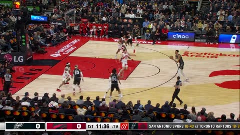 NBA - Wemby blocks and launches the triple 💪 Raptors-Spurs