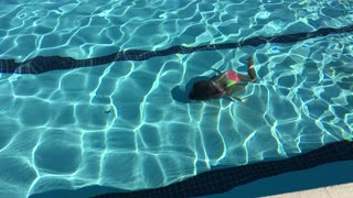Little girl incredibly swims length of pool underwater