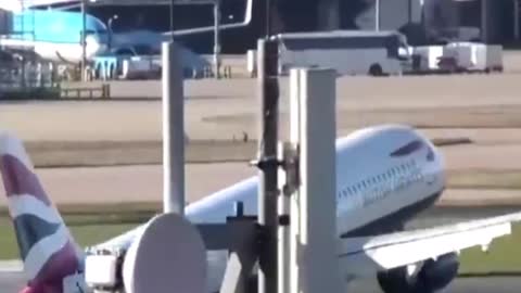 Airplane aborts Landing at London's Heathrow Airport due to High Winds | Viral Hub