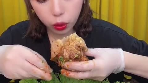 ASMR Mukbang Eating Show, Cute girls Vs Sea Food #Shorts (5)