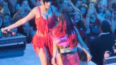 Cazzu protagonizó un apasionado beso con Lali Espósito en pleno concierto