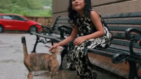 Cute girl playing with cat | 😸