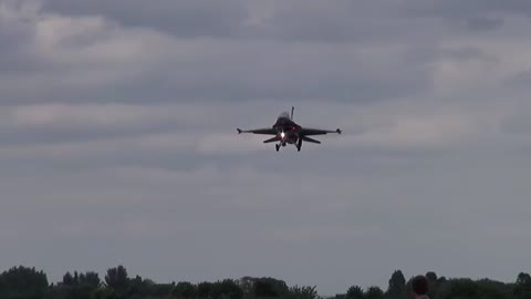 F-16 Making Onlookers Duck at End of Runway!