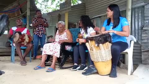 Petrona Martínez canta con un grupo de jóvenes