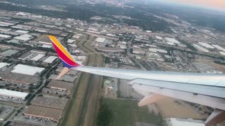 Southwest Airlines 737-800 landing Dallas Love Field