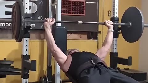 65 yr old LOW INCLINE BENCH 5-205x4r 🎥 TUESDAY NOV 7TH Hit 71 bodyweight PULL-UPS