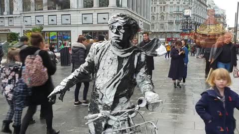 AMAZING Living Human Statue | Street performer | London