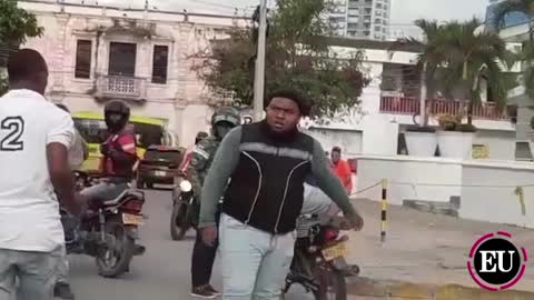 Video: Mototaxistas se enfrentan a cuchillo en plena vía