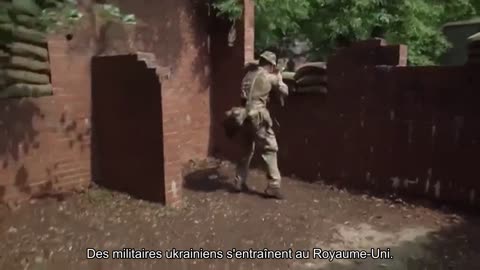 Des militaires ukrainiens suivent une formation en Grande-Bretagne.