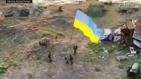 Snake Island_ Ukrainian soldiers hoist national flag after regaining control