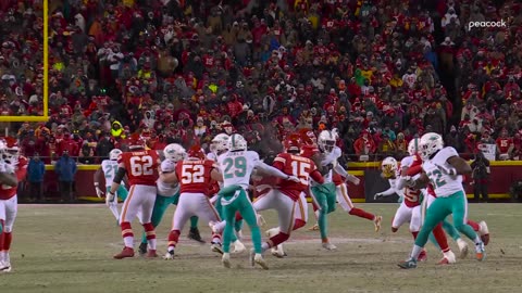 Mahomes, Rice connect for 39-yard chunk amid Miami blitz to put Chiefs in scoring position