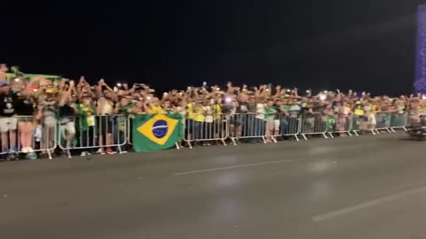 🇧🇷🎉📹 Brazilian President Jair Bolsonaro salutes the citizens that are gathered in Brasilia!