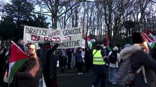 Pro-Israeli, pro-Palestinian protesters at World Court