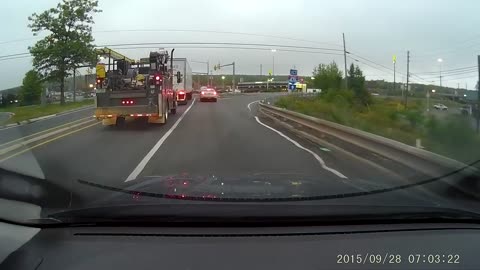 Truck Runs A Red Light In Front Of Cops viral viedo