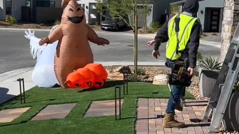 Hilarious Lawn Ornament Prank #inflatablecostume #oogieboogie