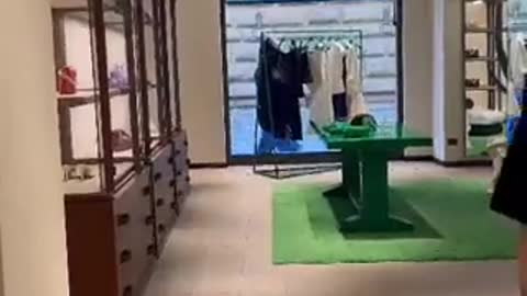 VERGOGNA a Firenze: La Bottega Veneta non vende a clienti russi