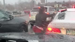 Driver stopped in traffic jumps out to clean stranger's windshield