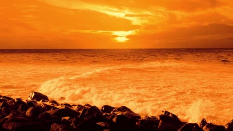 Mar olas fuertes a la atardecer para meditar y relajarse